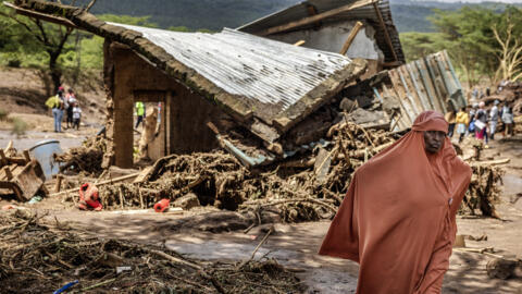 Une femme marche dans une zone de maisons détruites à la suite de crues soudaines et de glissements de terrain à Mai Mahiu, au Kenya, le 30 avril 2024 (photo d'illustration).
