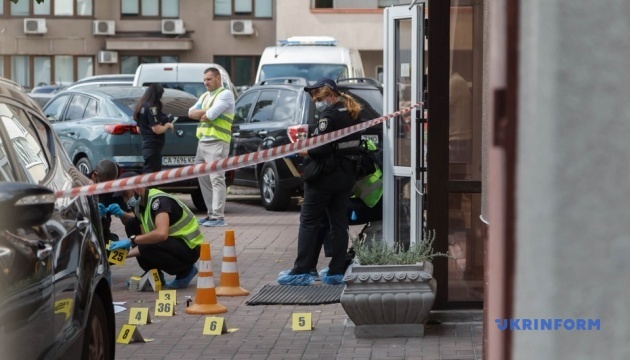 У Києві чоловік зробив понад 20 пострілів у директора клініки – постраждалий у лікарні 