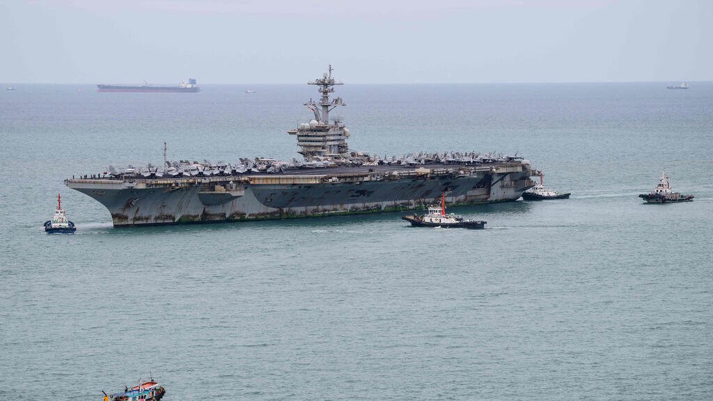 נושאת המטוסים האמריקנית USS Abraham Lincoln בדרכה לנמל לאם צ'באנג, סמוך לפטאיה 
