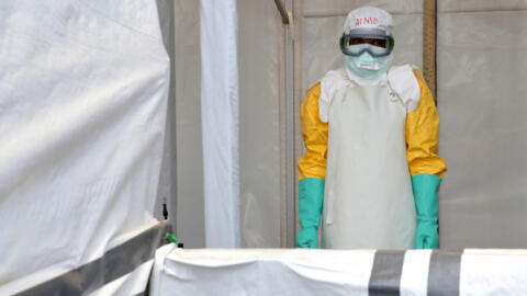 Un professionnel de santé fait une pause après avoir désinfecté un centre de soins destiné aux patients atteints d'Ebola, à Beni, dans la province du Nord-Kivu, à l'est du Congo, le 31 août 2026.