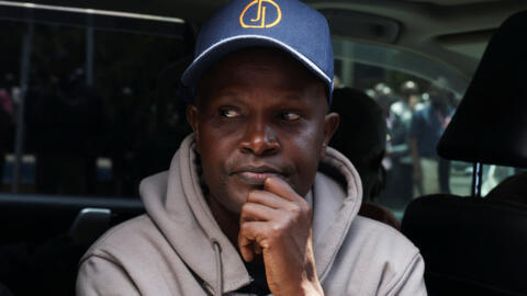 Alex Kiprotich, rédacteur en chef adjoint du Standard Group, qui a été enlevé par des hommes armés puis libéré quelques heures plus tard, est assis dans une voiture avant une conférence de presse consacrée à son enlèvement, dans les locaux du Standard Group à Nairobi, au Kenya, le 2 septembre 2026.