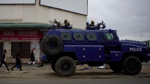 Un véhicule de police garé sur un trottoir, dans la banlieue de Lusaka, en Zambie, le 14 août 2026.