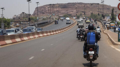 Des motards traversant un pont à Bamako, le 26 avril 2026.