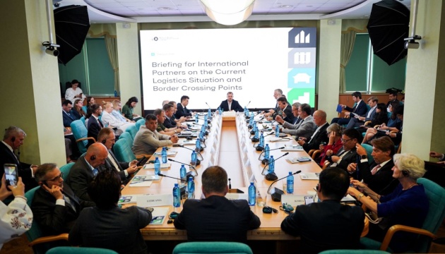 Калашник обговорив із представниками 27 країн роботу транспортної логістики в умовах посилення атак РФ