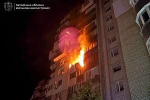 У Запоріжжі після удару дрона РФ загорілася багатоповерхівка