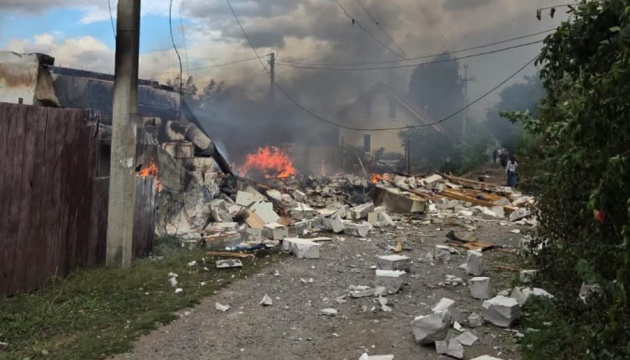 У трьох районах Київщині через ворожі атаки пошкоджені будинки, спалахнуло підприємство