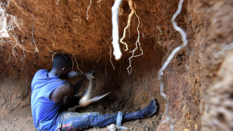 Un chercheur d'or artisanal, près de Dimbokro, dans le centre de la Côte d'Ivoire.