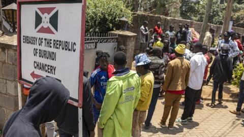 Des ressortissants burundais se rassemblent devant l'ambassade du Burundi à Nairobi pour demander des laissez-passer frontaliers en vue de leur retour au pays, suite à une directive du gouvernement kényan visant les petits commerçants sans papiers, le 7 septembre 2026.