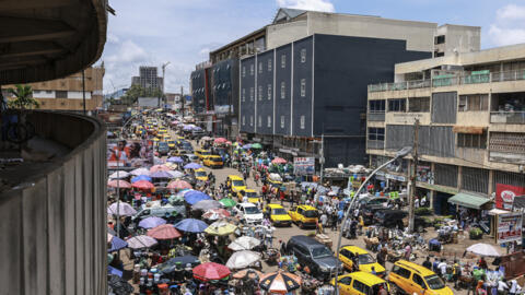 Vue d'ensemble de l'une des artères principales du marché central de Yaoundé, le 8 octobre 2025.