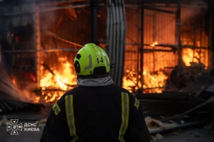 Рятувальники ліквідували пожежу після повторної атаки РФ у Подільському районі Києва