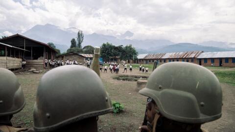 Des soldats des Forces armées de la RDC (FARDC), passent devant une école dans la ville de Mutwanga, au Nord-Kivu, dans l'est de la République démocratique du Congo, le 17 décembre 2024. (Image d'illustration)