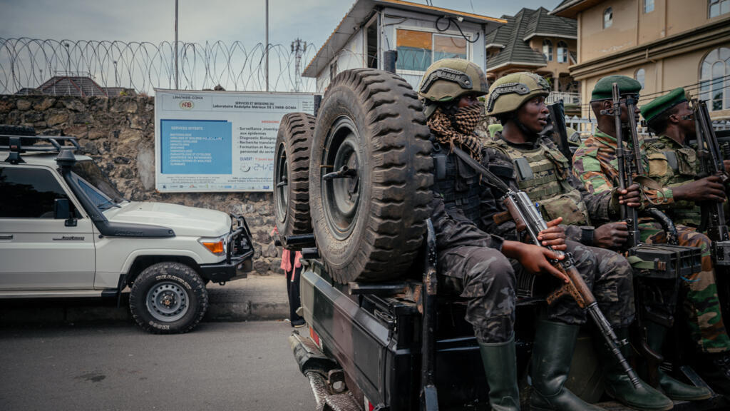 Des soldats de l'AFC/M23 patrouillent près du laboratoire Rodolphe Mérieux, de l'Institut national de recherche biomédicale (INRB), à Goma, le 19 mai 2026. (Image d'illustration)
