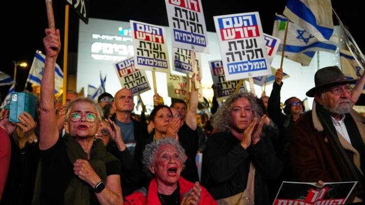La gente participa en una protesta contra el gobierno del primer ministro Benjamin Netanyahu y pide que una comisión estatal de investigación investigue los acontecimientos del ataque del grupo militante Hamás del 7 de octubre de 2023, mientras se reúnen en la plaza Habima, en Tel Aviv, Israel, el sábado 15 de noviembre de 2025.