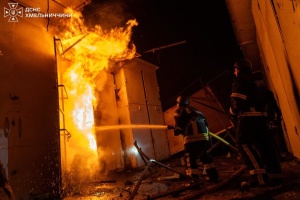 У Хмельницькому внаслідок падіння уламків БПЛА сталася пожежа на одному з ринків, поранені рятувальники