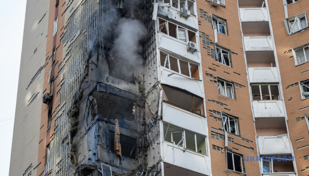 Влучання у будинки, горять автівки: кількість постраждалих у Києві від атак РФ зросла до 17, один загиблий