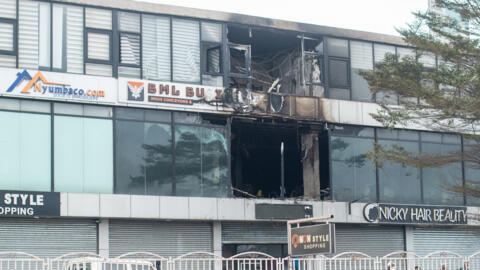 Vue de la façade d'une salle de réception après l'incendie qui s'est déclaré dans le bâtiment où se tenait une fête de mariage à Lingwala, au Congo, le 5 septembre 2026.