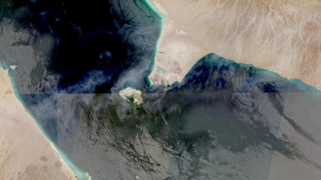 Una imagen satelital muestra el estrecho de Bab el Mandeb, una vía marítima clave y puerta de entrada al mar Rojo, mientras Irán amenaza con utilizar a sus aliados hutíes de Yemen para cerrar el paso de Bab el-Mandeb hacia el mar Rojo, en esta fotografía distribuida el 12 de julio de 2026.
