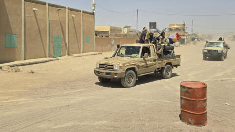 Des rebelles touareg de la coalition du Front de libération de l'Azawad (FLA) à l'arrière d'une camionnette à Kidal, le 26 avril 2026.