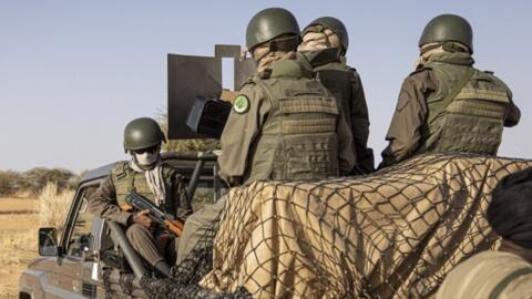 Des membres de la Garde nationale mauritanienne se tiennent en formation lors d'un exercice d'entraînement avec des membres de l'unité « Mehariste » de la Garde nationale, dans la région du Hodh Ech Chargui, le 7 avril 2025. (Image d'illustration)