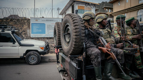 Des soldats de l'AFC/M23 patrouillent près du laboratoire Rodolphe Mérieux, de l'Institut national de recherche biomédicale (INRB), à Goma, le 19 mai 2026. (Image d'illustration)
