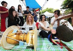 Foreign students in S. Korea top 500,000 for 1st time on Korean cultural boom