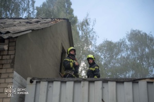 У Подільському районі Києва рятувальники ліквідували пожежі, що виникли через російську атаку