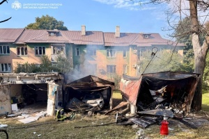Пошкоджене підприємство та гаражі: у Дніпрі від удару РФ кількість поранених зросла до семи