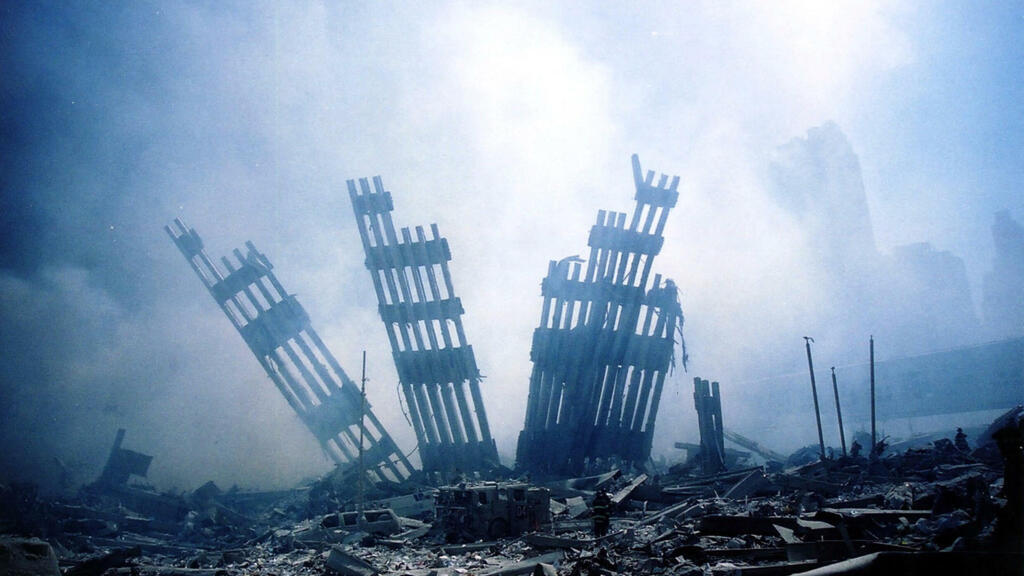 En esta foto de archivo tomada el 11 de septiembre de 2001, los escombros de las torres gemelas del World Trade Center arden después de un ataque terrorista en el bajo Manhattan, Nueva York.