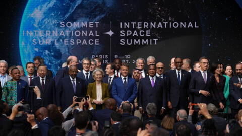 Le président français Emmanuel Macron (au centre), accompagné de dirigeants internationaux, dont les présidents rwandais et congolais lors du Sommet international de l'espace, au Grand Palais à Paris, le 10 septembre 2026.
