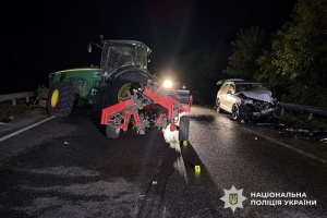 На Полтавщині трактор зіткнувся з автівкою - постраждала жінка і троє дітей