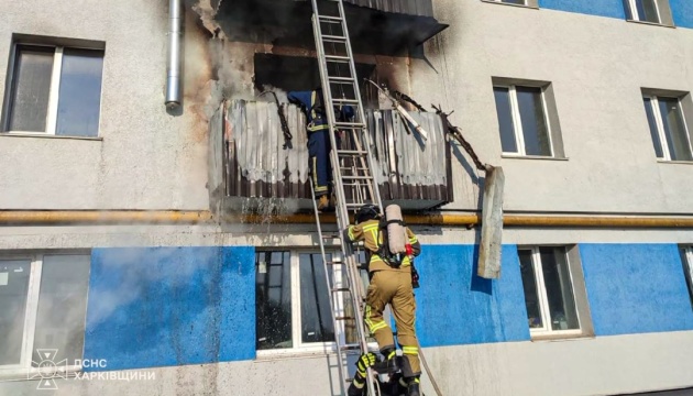 Ворожий дрон ударив по п'ятиповерхівці в селищі на Харківщині, є постраждала