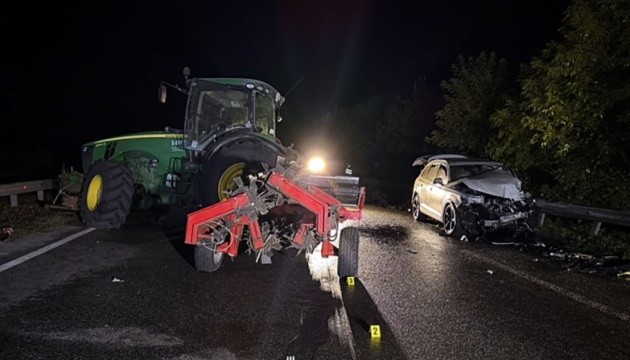 На Полтавщині трактор зіткнувся з автівкою - постраждала жінка і троє дітей