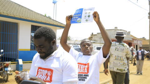 Des habitants et des professionnels de première ligne se lancent dans une campagne de sensibilisation à l'épidémie d'Ebola à Beni, dans la province du Nord-Kivu, à l'est du Congo, le 21 août 2026.