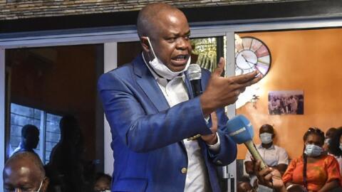 Le porte-parole du PPA-CI, Justin Koné Katinan, s'exprimant à Abidjan le 30 avril 2021.