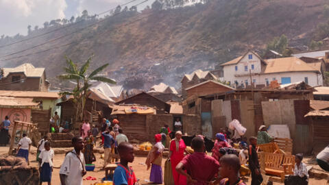 Des personnes se tiennent sur les lieux de l'incendie d'une école qui a fait plusieurs victimes à Bukavu, en RDC, ce jeudi 10 septembre 2026.