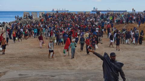 Des migrants qui avaient traversé la frontière entre le Maroc et l'Espagne reviennent sur une plage après avoir été expulsés de la zone la veille, dans l'enclave espagnole de Ceuta, vendredi 21 août 2026.