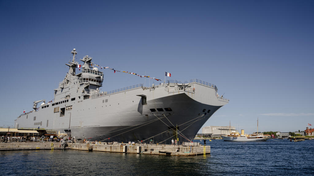Un porte-hélicoptères amphibie Mistral est photographié dans le port de Copenhague le 30 juin 2025. (Image d'illustration)