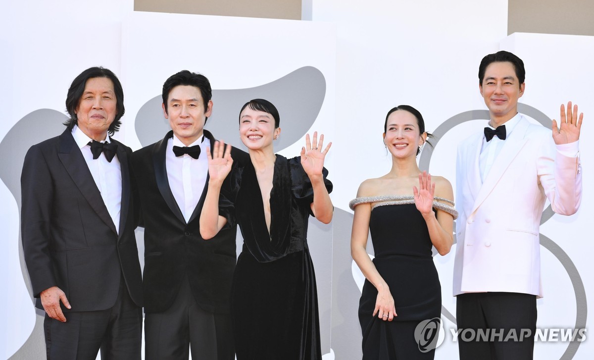 South Korean director Lee Chang-dong, actors Sul Kyung-gu, Jeon Do-yeon, Cho Yeo-jeong and Zo In-sung (from L to R) arrive for the premiere of "Possible Love" at the 83rd Venice International Film Festival on Sept. 6, 2026, in this EPA photo. (Yonhap)