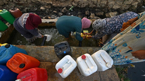 Des femmes extraient de l'eau d'une source, le 21 juillet 2026, non loin de Bizerte.