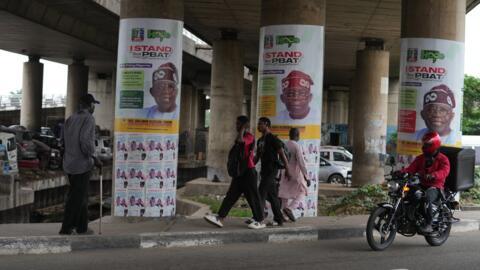 Des affiches du président sortant du Nigeria, Bola Tinubu, dans les rues de Lagos, en août 2026.