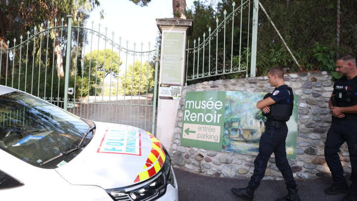Des policiers patrouillent devant l'entrée du musée Renoir après le vol de trois tableaux, à Cagnes-sur-Mer