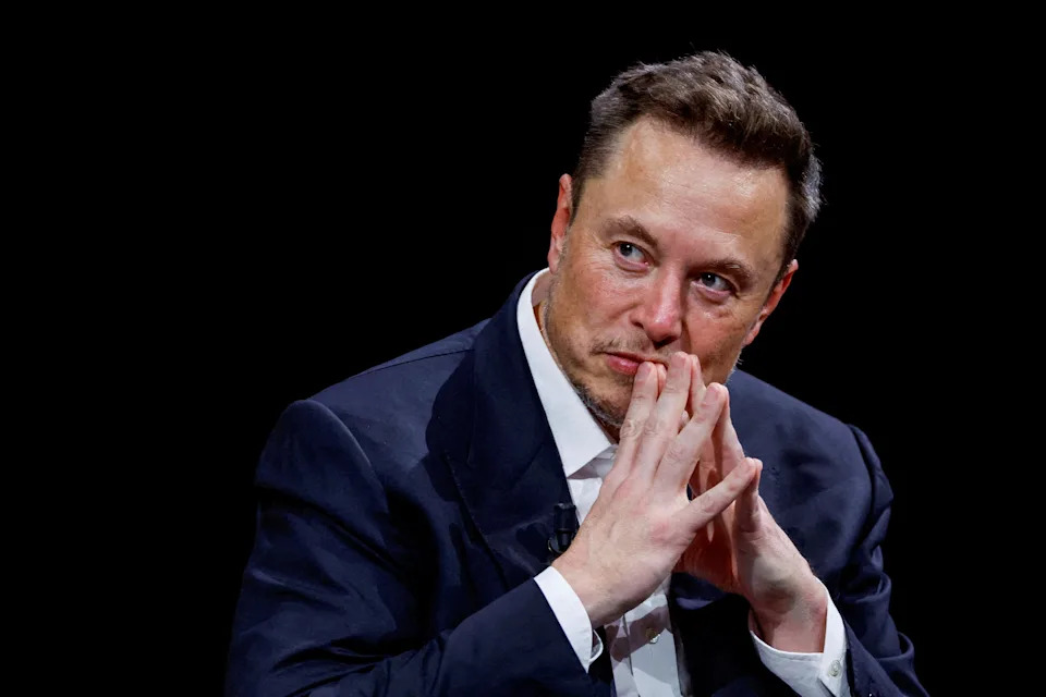 FILE PHOTO: Elon Musk, CEO of Tesla and SpaceX, gestures as he attends the Viva Technology conference dedicated to innovation and startups at the Porte de Versailles exhibition centre in Paris, France, June 16, 2023. REUTERS/Gonzalo Fuentes/File Photo / Gonzalo Fuentes / REUTERS