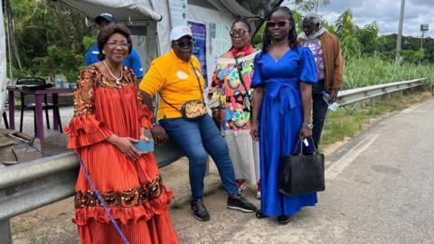 La directrice du Bureau central des recensements et d’études de la population du Cameroun Bernadette Mbarga (en orange) et ses collaborateurs, en septembre 2026, à la frontière avec le Gabon.