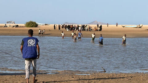 Cette photo fournie par l'Organisation internationale pour les migrations (OIM) à Djibouti montre des réfugiés yéménites fuyant les combats entre les forces gouvernementales et les autorités houthies soutenues par l'Iran, à leur arrivée à un poste des garde-côtes djiboutiens à Khor Angar, le 13 septembre 2026.