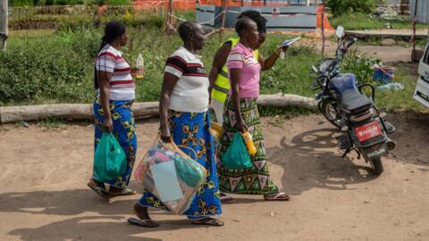 [Image d'illustration] Des femmes ayant survécu à Ebola quittant le centre de traitement de Rwampara, en Ituri (Congo), le 16 juin 2026.
