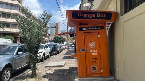 Une vue d'un kiosque Orange, à Abidjan.