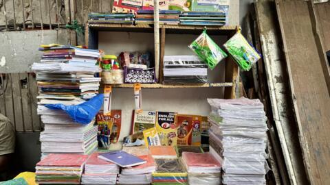 Des piles de matériels scolaires vendus au marché d'Adjamé, une des communes d'Abidjan, avant la rentrée 2026/2027.