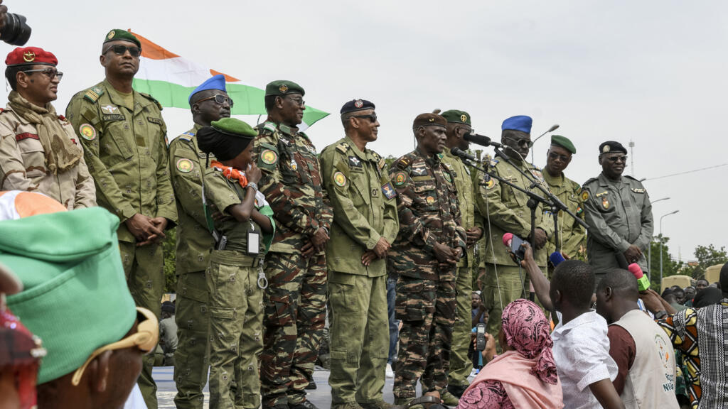 Des membres du Conseil national de sauvegarde de la patrie (CNSP) se rassemblent lors d'un rassemblement en soutien au général Abdourahamane Tiani (absent de la photo) devant l'ancienne Assemblée nationale à Niamey, le 2 septembre 2026.