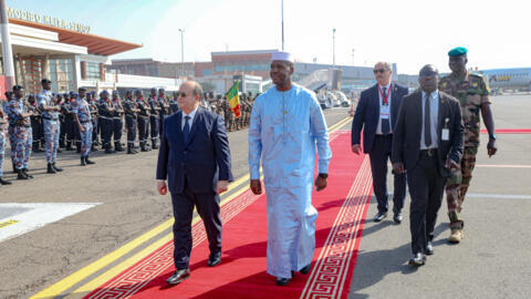 Le Premier ministre algérien Sifi Ghrieb a été accueilli avec les honneurs par son homologue malien Abdoulaye Maïga à l'aéroport de Bamako.