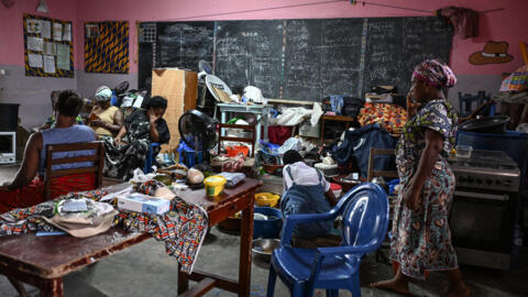Le 11 juin 2026, des membres des familles victimes de la démolition du bidonville de Campement ont trouvé refuge dans les salles de classe d'une école du quartier de Koumassi, une commune populaire d'Abidjan.